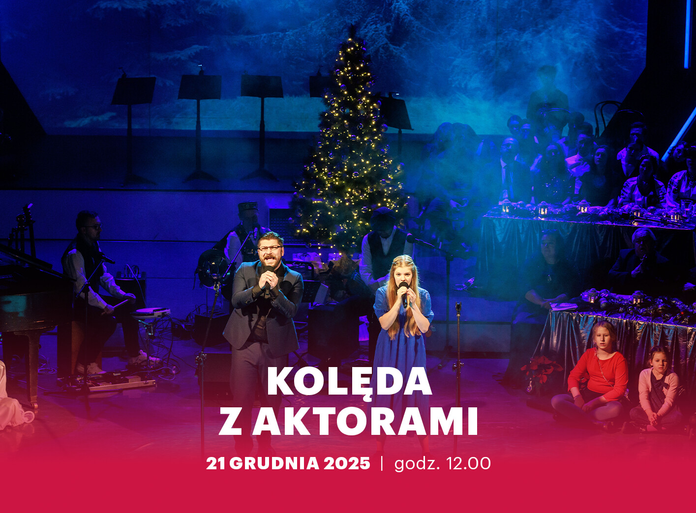Grafika: w centrum kobieta i mężczyzna śpiewający do mikrofonu, za nimi zespół muzyczny oraz świecąca choinka, z prawej strony ustawione są stoły, za którymi siedzą ludzie, przed pierwszym stołem na podłodze siedzą dwie dziewczynki, w dole grafiki na czerwonym tle biały napis: Kolęda z aktorami, 21 grudnia 2025 godzina 12