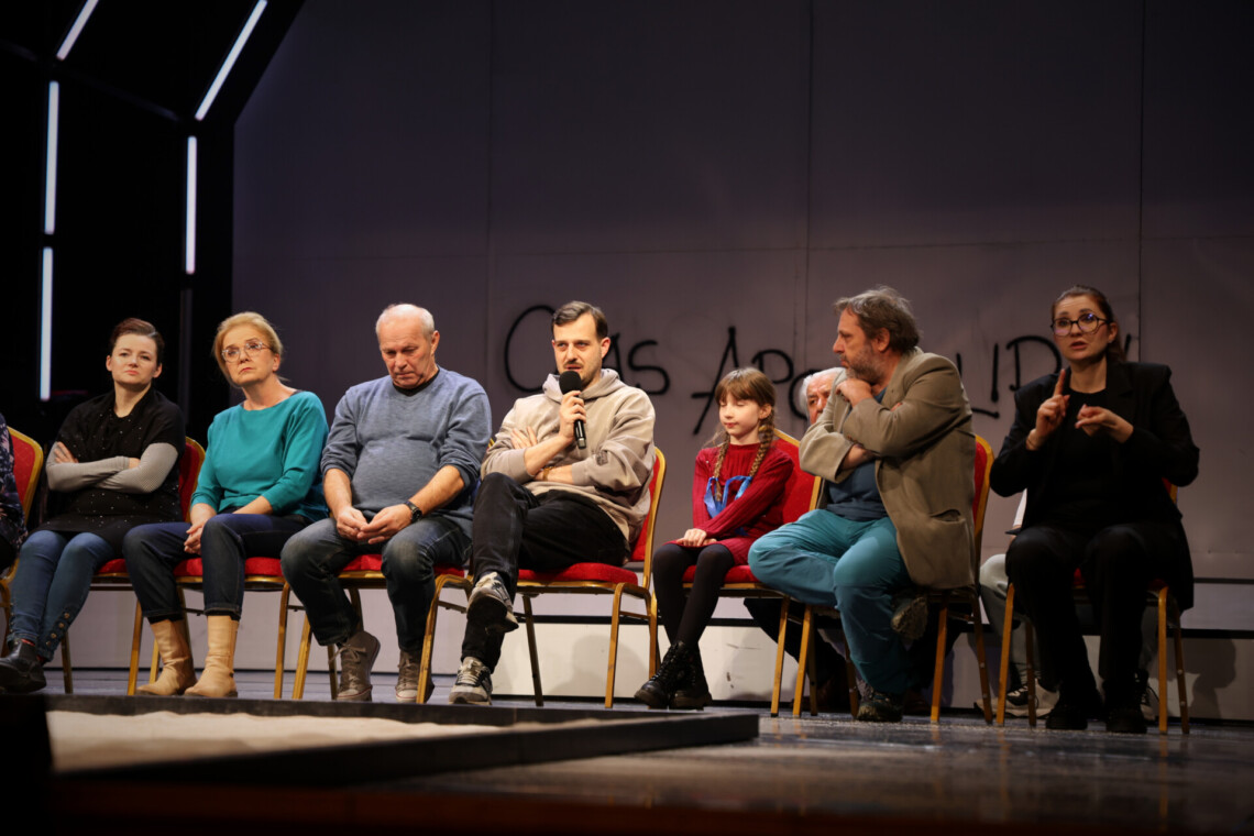 W rzędzie na krzesłach siedzą aktorzy, osoba prowadząca spotkanie, tłumaczka PJM, spotkanie po spektaklu Wujek.81. Czarna ballada