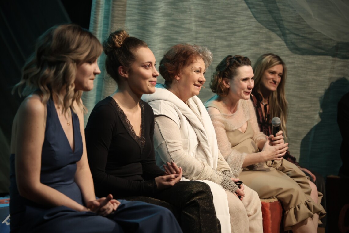 Aktorki siedzące w rzędzie w trakcie spotkania po spektaklu Matki Śnieżne