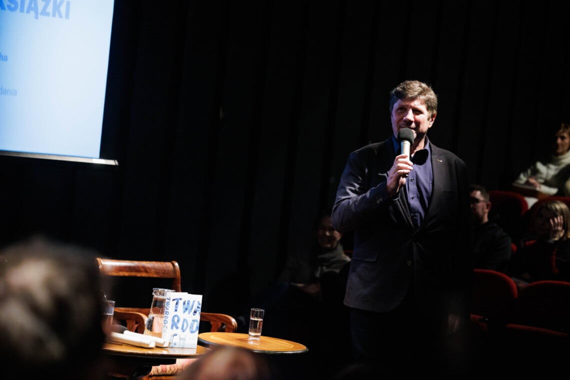 Dyrektor Robert Talarczyk stojąc przemawia do mikrofonu