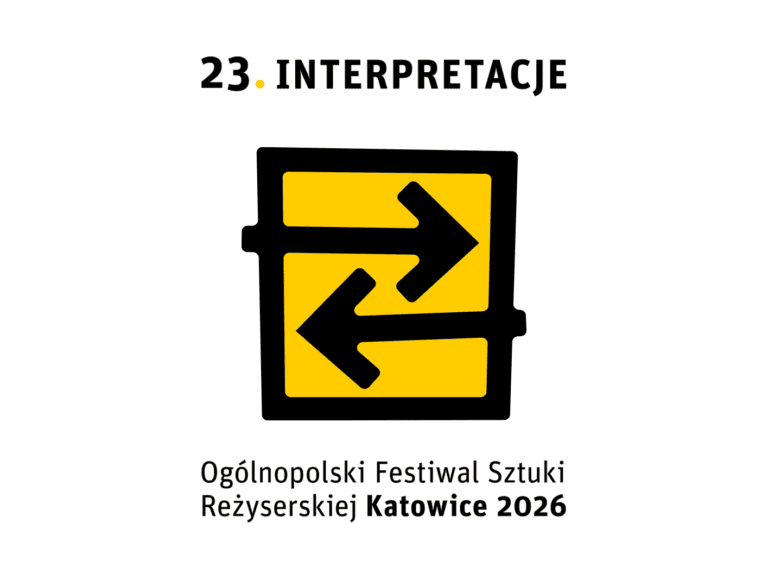 Logotyp: Dwudzieste trzecie interpretacje, Ogólnopolski Festiwal Sztuki Reżyserskiej Katowice 2026, pośrodku logo: żółty kwadrat z czarną obramówką, w środku dwie strzałki z zewnątrz do środka, górna skierowana w prawo, dolna w lewo
